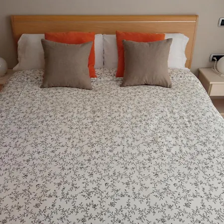 Veneziola Dreams, Feel Like شقة لا مانغا ذيل مار مينور